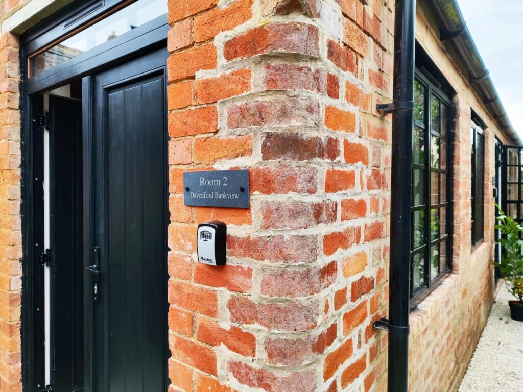 cotswold-bankview-standard-double-room-ensuite-bathroom-02