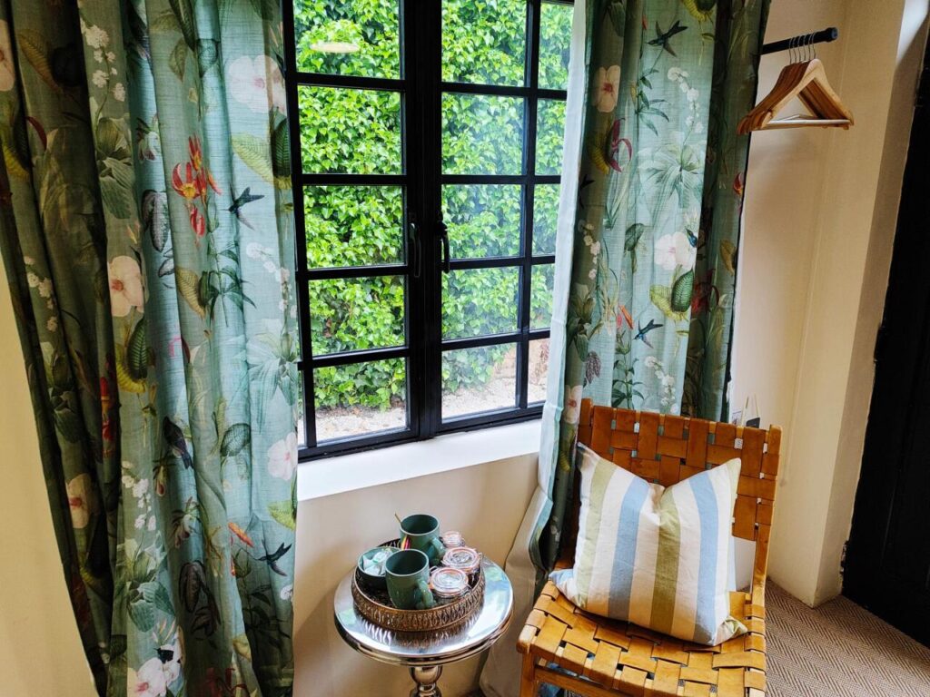 cotswold-bankview-standard-double-room-ensuite-bathroom-04