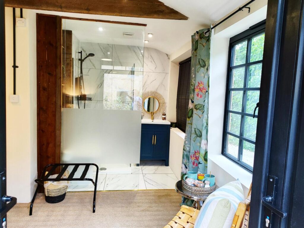 cotswold-bankview-standard-double-room-ensuite-bathroom-05