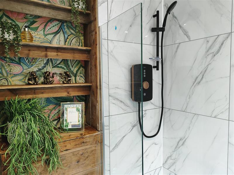cotswold-bankview-standard-double-room-ensuite-bathroom-06