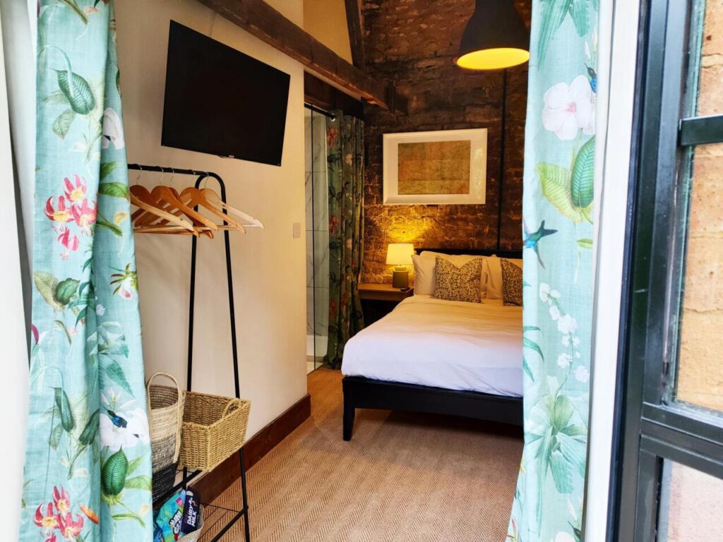 cotswold-bankview-standard-double-room-ensuite-bathroom-09