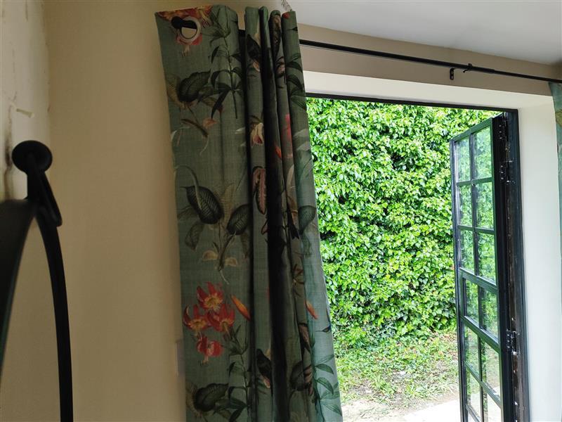 cotswold-bankview-standard-double-room-ensuite-bathroom-10