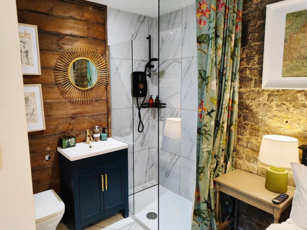 cotswold-bankview-standard-double-room-ensuite-bathroom-13