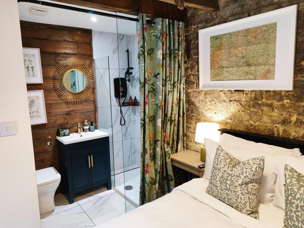 cotswold-bankview-standard-double-room-ensuite-bathroom-14