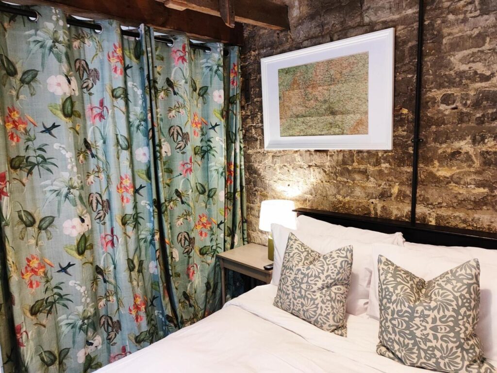 cotswold-bankview-standard-double-room-ensuite-bathroom-15