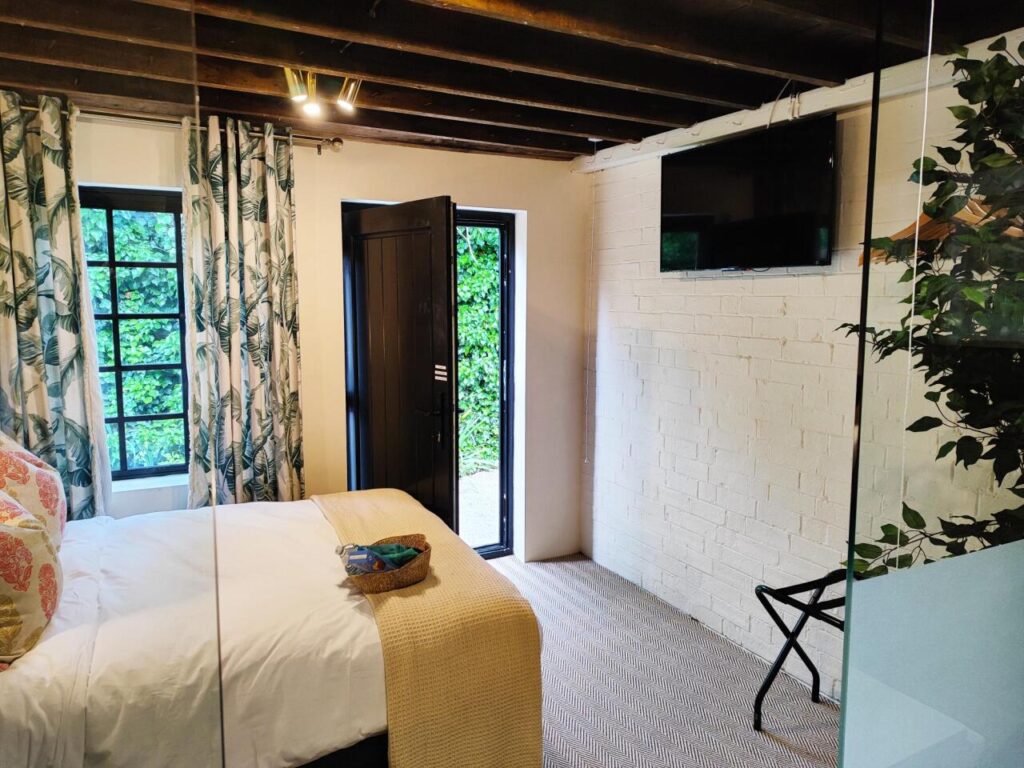 cotswold-bankview-standard-double-room-ensuite-bathroom-20