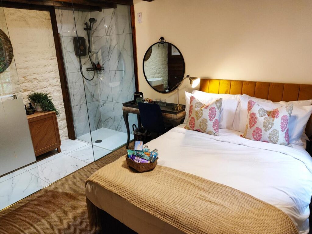 cotswold-bankview-standard-double-room-ensuite-bathroom-21