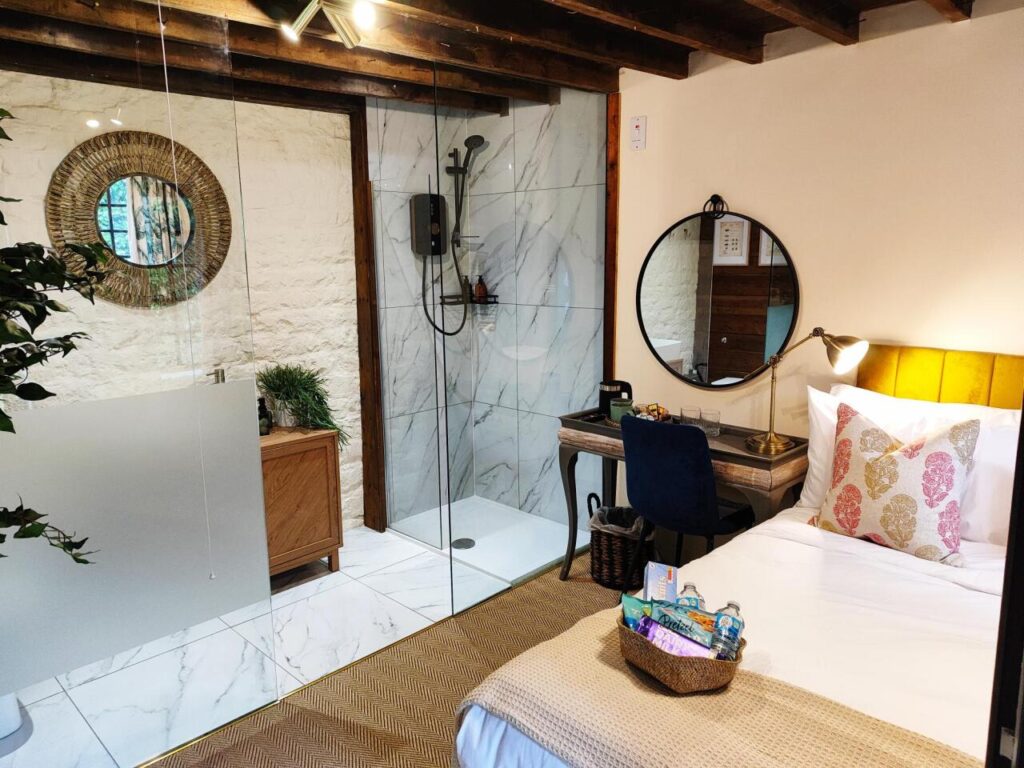 cotswold-bankview-standard-double-room-ensuite-bathroom-22