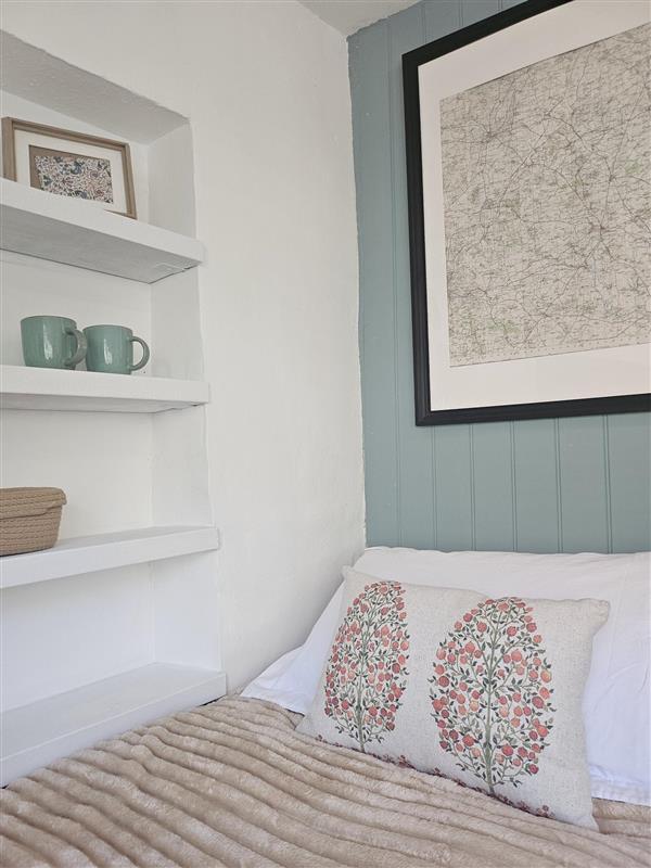 cotswold-bankview-twin-room-standard-ensuite-with-shower-courtyard-view-01