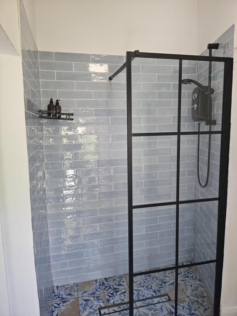 cotswold-bankview-twin-room-standard-ensuite-with-shower-courtyard-view-05