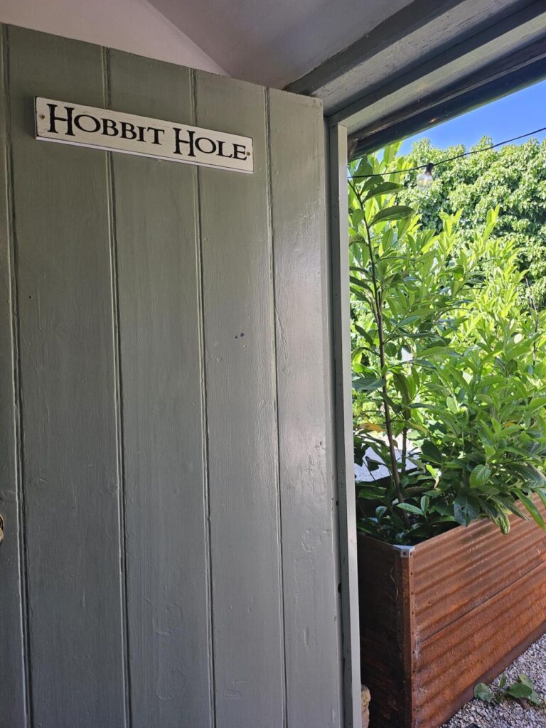 cotswold-bankview-twin-room-standard-ensuite-with-shower-courtyard-view-06
