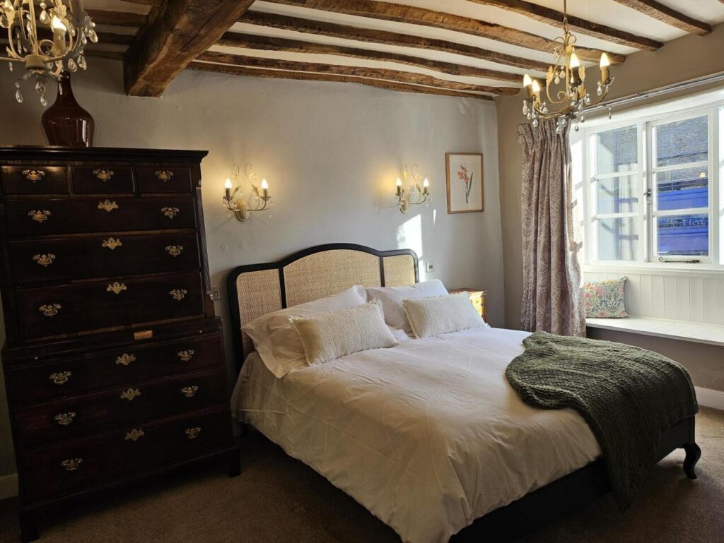 cotswold-cottage-guesthouse-classic-king-room-1-01