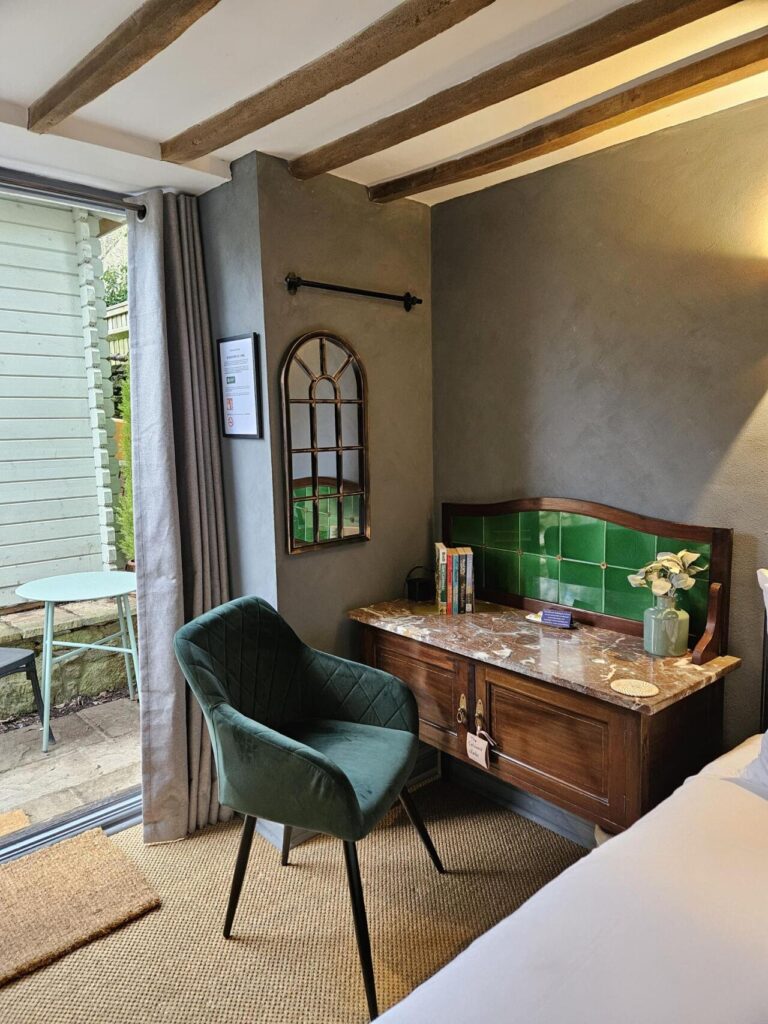 cotswold-cottage-guesthouse-classic-king-room-3-03