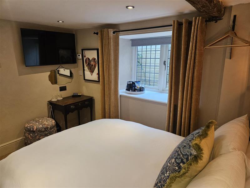 cotswold-cottage-guesthouse-shoebox-basic-double-room-13