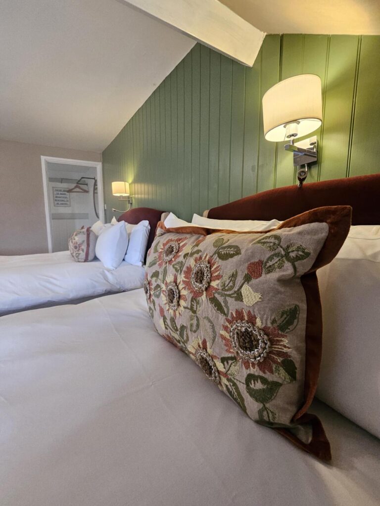 cotswold-gardens-b-and-b-family-room-king-ensuite-02
