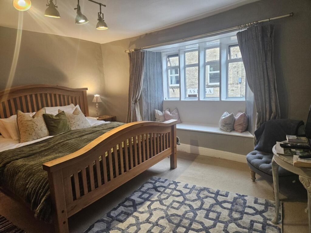 Stow-on-the-Wold B&B room above Davenford tearoom