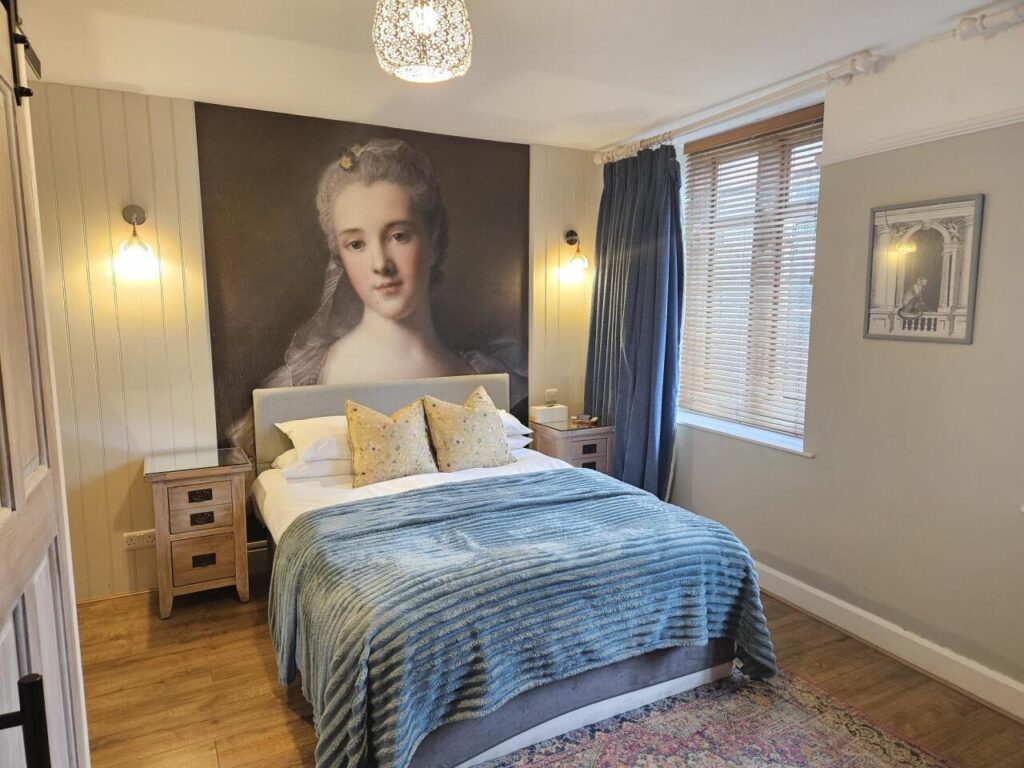 Stow-on-the-Wold B&B room above Davenford tearoom