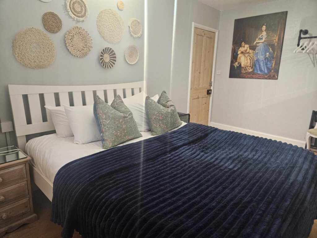 Stow-on-the-Wold B&B room above Davenford tearoom