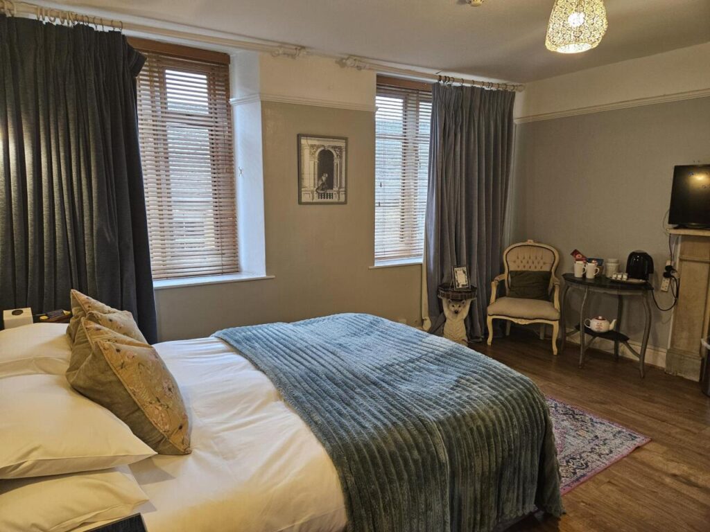 Stow-on-the-Wold B&B room above Davenford tearoom