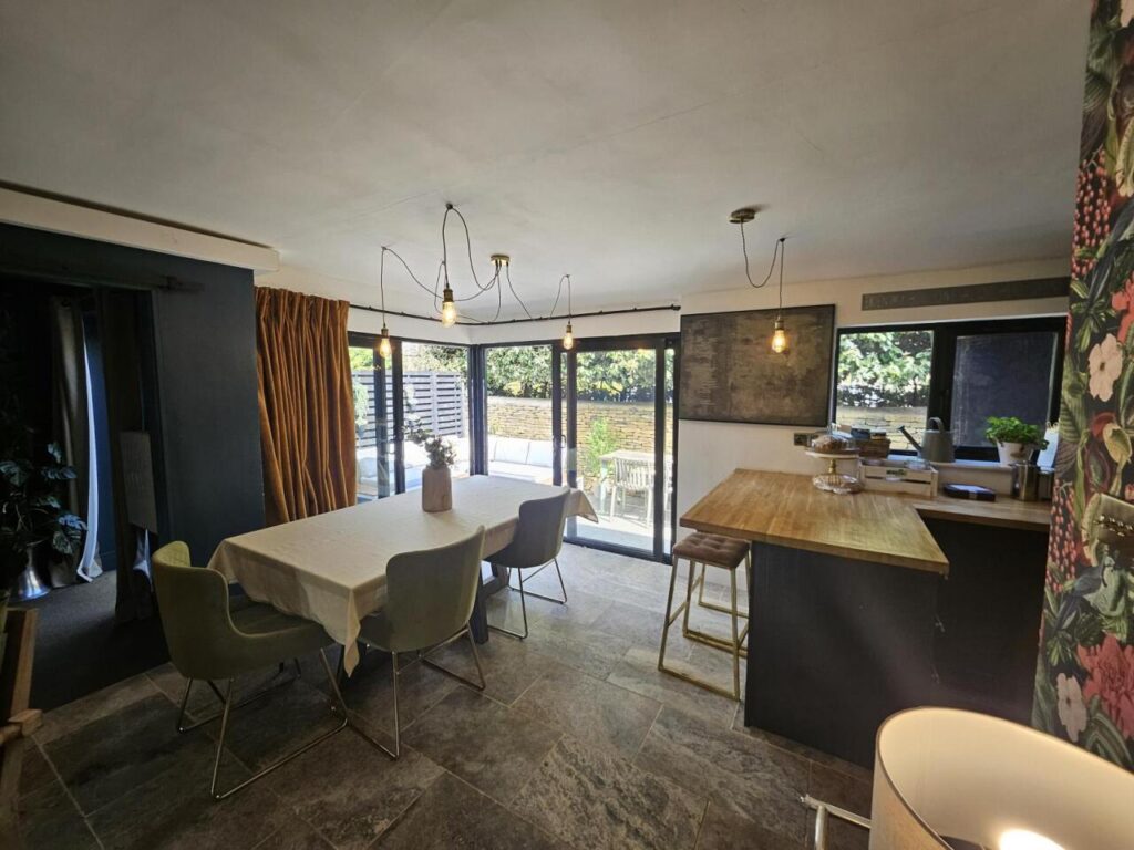 Cotswold Stay Burford holiday cottage bedroom