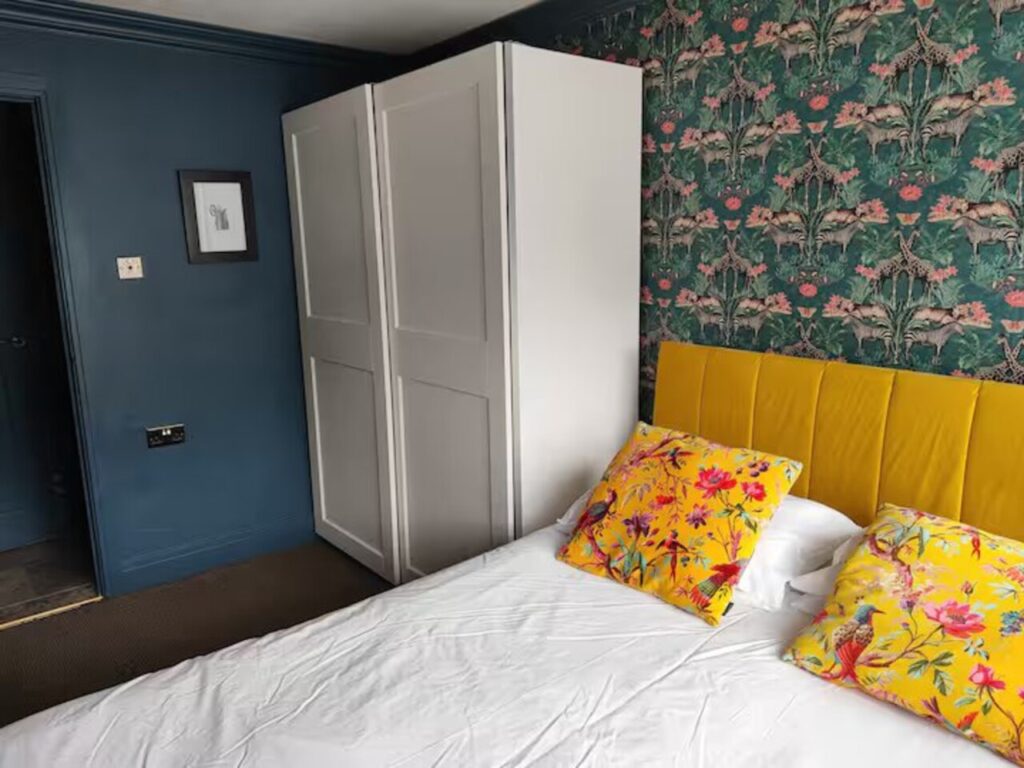 Cotswold Stay Burford holiday cottage bedroom