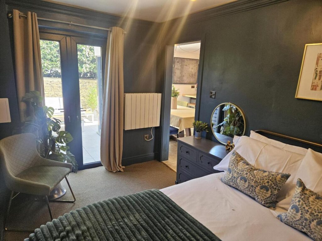 Cotswold Stay Burford holiday cottage bedroom