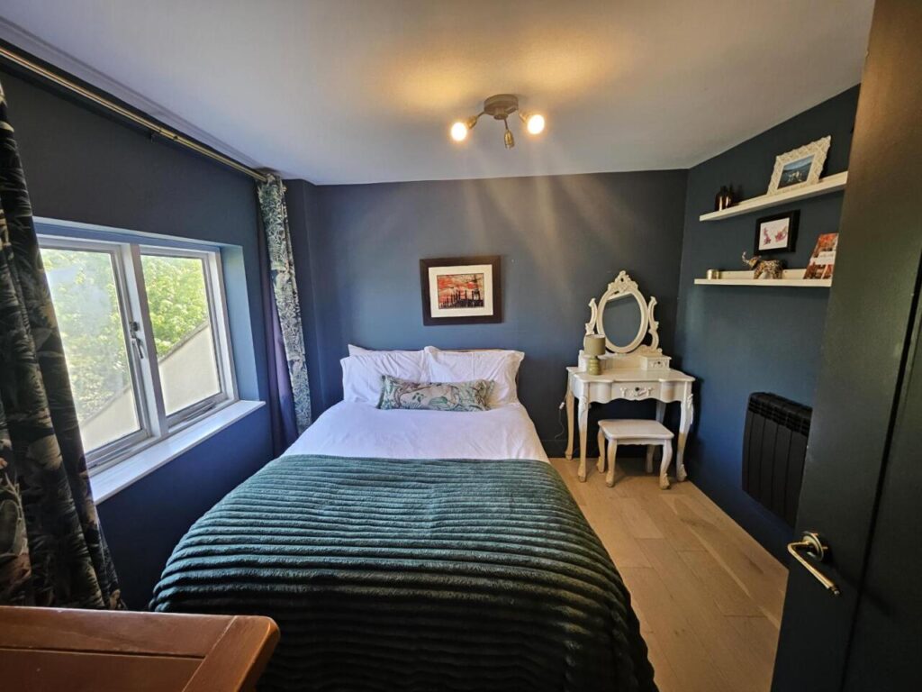 Cotswold Stay Burford holiday cottage bedroom