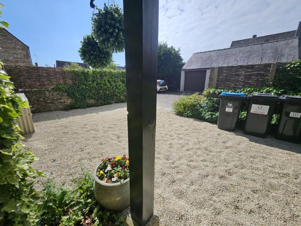 Cotswold Stay Burford holiday cottage bedroom